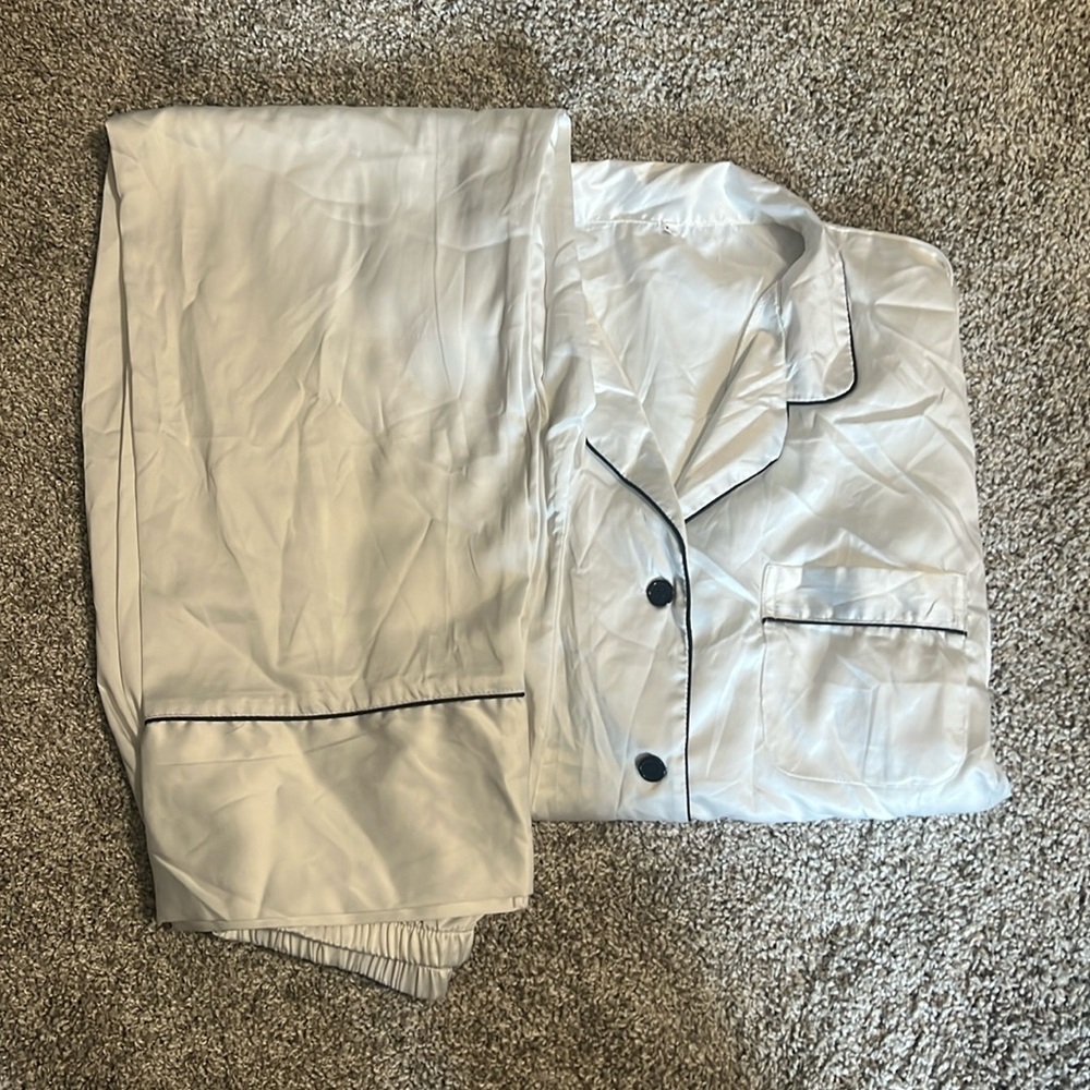 Woman’s silky pajamas (set)
